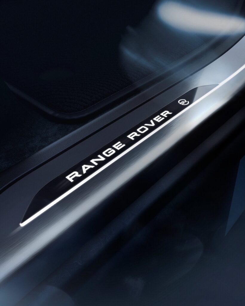 4台が限定導入される「レンジローバースポーツ SV BESPOKE IRIDESCENCE EDITION」。