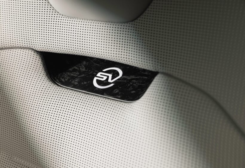 4台が限定導入される「レンジローバースポーツ SV BESPOKE IRIDESCENCE EDITION」。