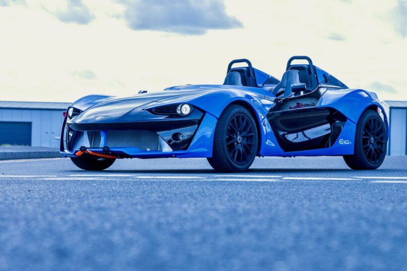 公道走行可能なすオープンスポーツ「ゼノス E10」のエクステリア。