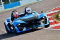 公道走行可能なすオープンスポーツ「ゼノス E10」の走行シーン。