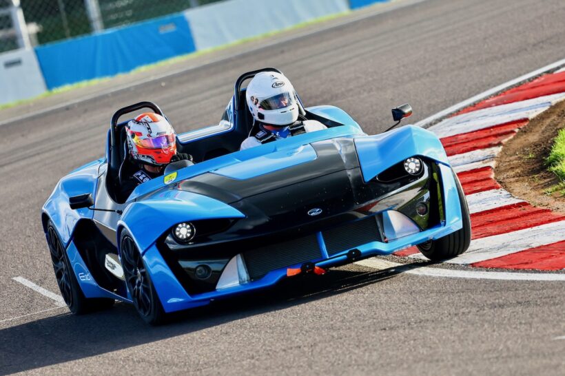 公道走行可能なすオープンスポーツ「ゼノス E10」の走行シーン。