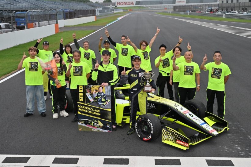 KEN ALEX氏とBUZZ RACINGのメンバー