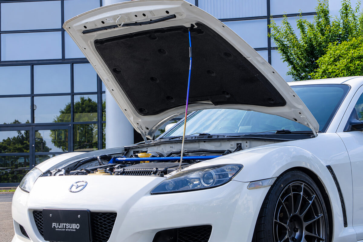 「RX-8のエンジンルームにチタンの輝きを！」フジツボから専用ボンネットステーが登場