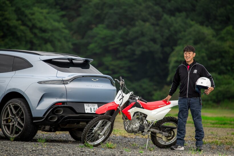 アストンマーティン DBX Sとレーシングドライバー荒聖治