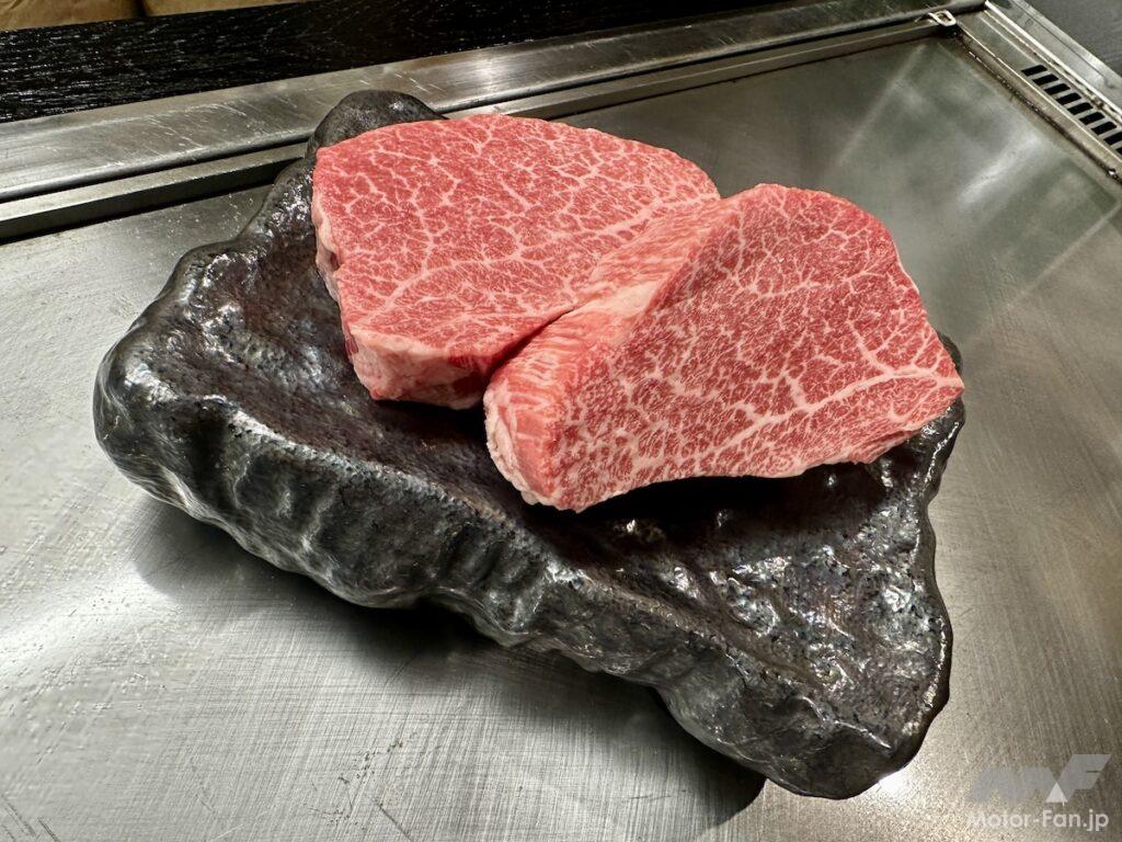 近所にできた“ヘレとタン”のみのステーキ店にて。