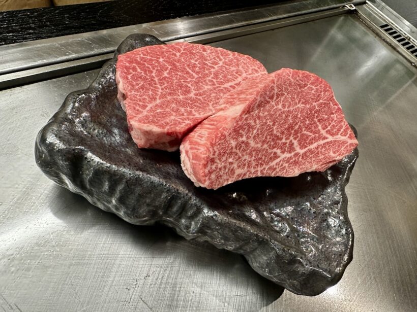 近所にできた“ヘレとタン”のみのステーキ店にて。