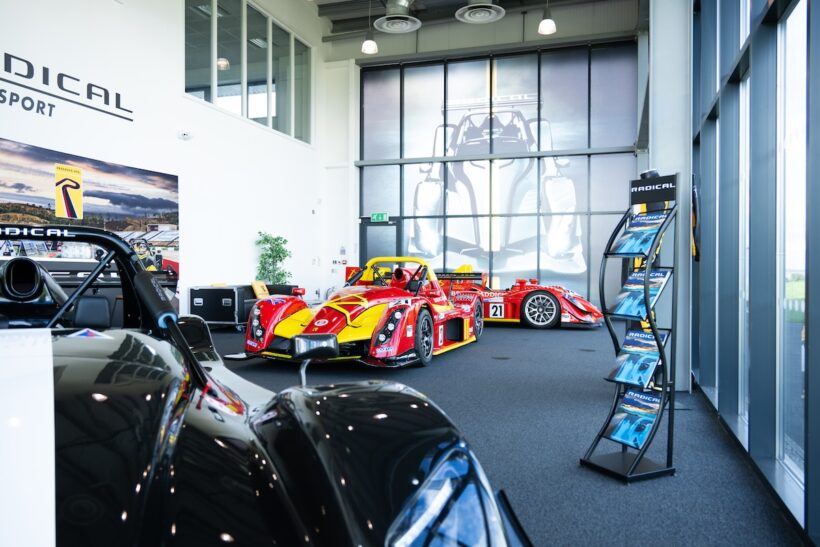 ラディカル・モータースポーツ本社にて