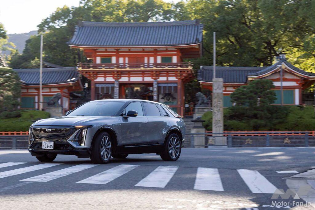 京都市内を行く。エクステリアのハイライトはCピラーの造形で、なだらかに下降するルーフラインにL字型のリヤコンビランプを組み合わせ、SUVながらセダンのようにもクーペのようにも見える斬新なデザインを持つ。