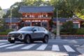 京都市内を行く。エクステリアのハイライトはCピラーの造形で、なだらかに下降するルーフラインにL字型のリヤコンビランプを組み合わせ、SUVながらセダンのようにもクーペのようにも見える斬新なデザインを持つ。