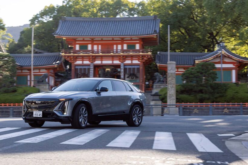 京都市内を行く。エクステリアのハイライトはCピラーの造形で、なだらかに下降するルーフラインにL字型のリヤコンビランプを組み合わせ、SUVながらセダンのようにもクーペのようにも見える斬新なデザインを持つ。