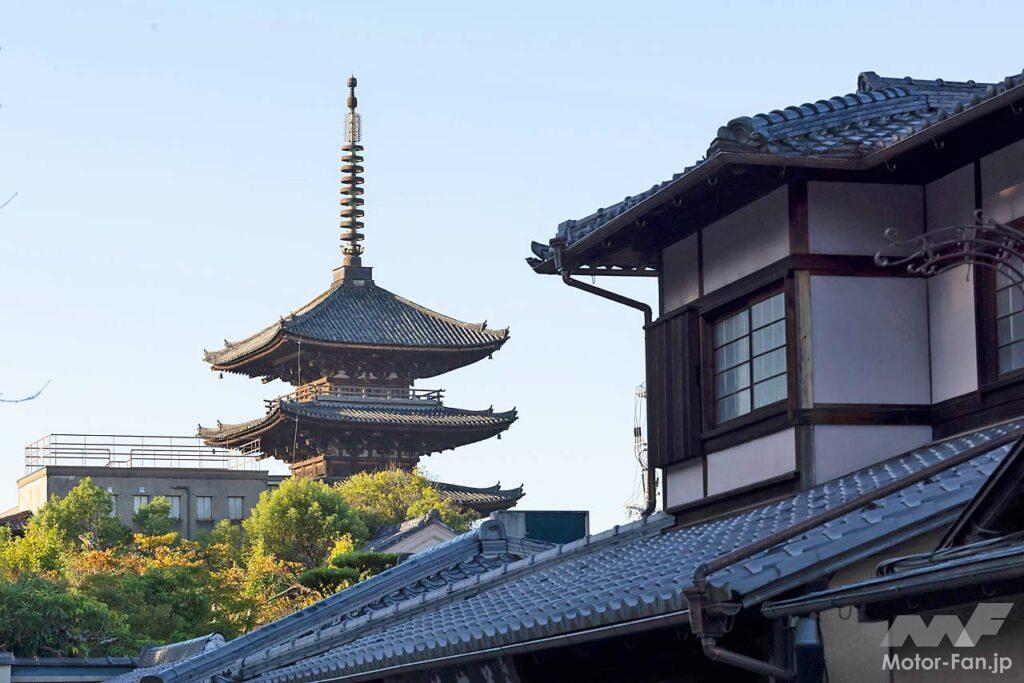 京都市内を行く。エクステリアのハイライトはCピラーの造形で、なだらかに下降するルーフラインにL字型のリヤコンビランプを組み合わせ、SUVながらセダンのようにもクーペのようにも見える斬新なデザインを持つ。