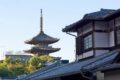 京都市内を行く。エクステリアのハイライトはCピラーの造形で、なだらかに下降するルーフラインにL字型のリヤコンビランプを組み合わせ、SUVながらセダンのようにもクーペのようにも見える斬新なデザインを持つ。
