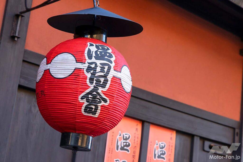 京都市内を行く。エクステリアのハイライトはCピラーの造形で、なだらかに下降するルーフラインにL字型のリヤコンビランプを組み合わせ、SUVながらセダンのようにもクーペのようにも見える斬新なデザインを持つ。