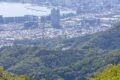 比叡山ドライブウェイにて、琵琶湖と大津市街を望む。ワインディングでは前後重量配分50対50というバランスのよさを活かし、車重を意識させない身のこなしを披露した。EVなのに慣れ親しんだエンジン車のような運転感覚で接することができる。それがリリックだ。