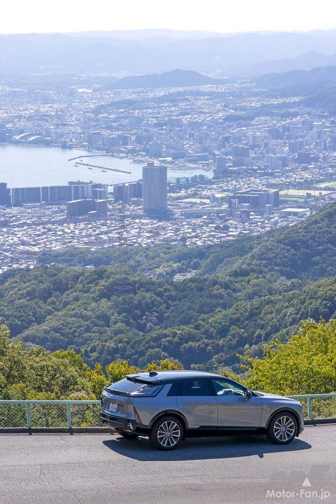 比叡山ドライブウェイにて、琵琶湖と大津市街を望む。ワインディングでは前後重量配分50対50というバランスのよさを活かし、車重を意識させない身のこなしを披露した。EVなのに慣れ親しんだエンジン車のような運転感覚で接することができる。それがリリックだ。