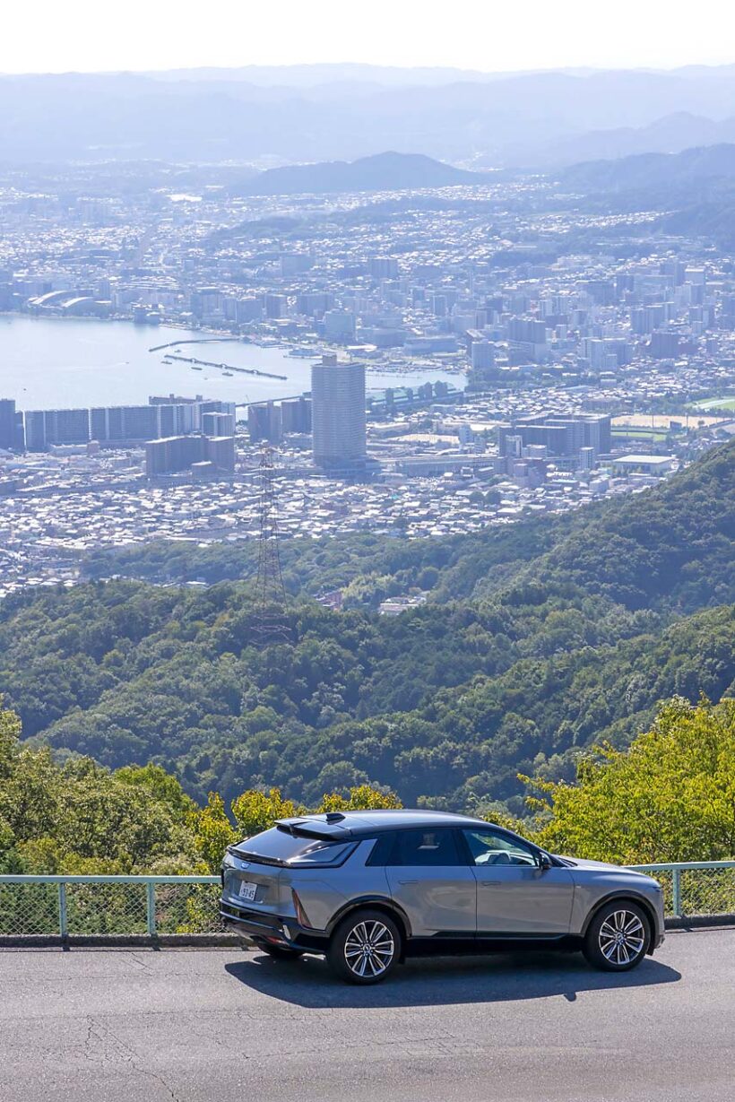 比叡山ドライブウェイにて、琵琶湖と大津市街を望む。ワインディングでは前後重量配分50対50というバランスのよさを活かし、車重を意識させない身のこなしを披露した。EVなのに慣れ親しんだエンジン車のような運転感覚で接することができる。それがリリックだ。