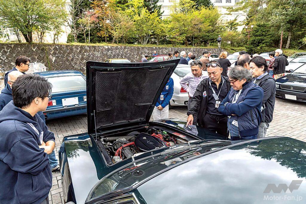 希少なパーツの入手方法やDIYの小ワザ披露など、クルマ談議が止まらない。旧車を維持する上でさまざまな情報を交換できるクラブはとても頼もしい存在だ。