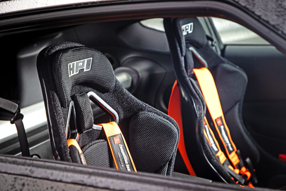 「FIA公認の本格派がこの価格！」HPIが提案する車検対応の高性能バケットシートを試す