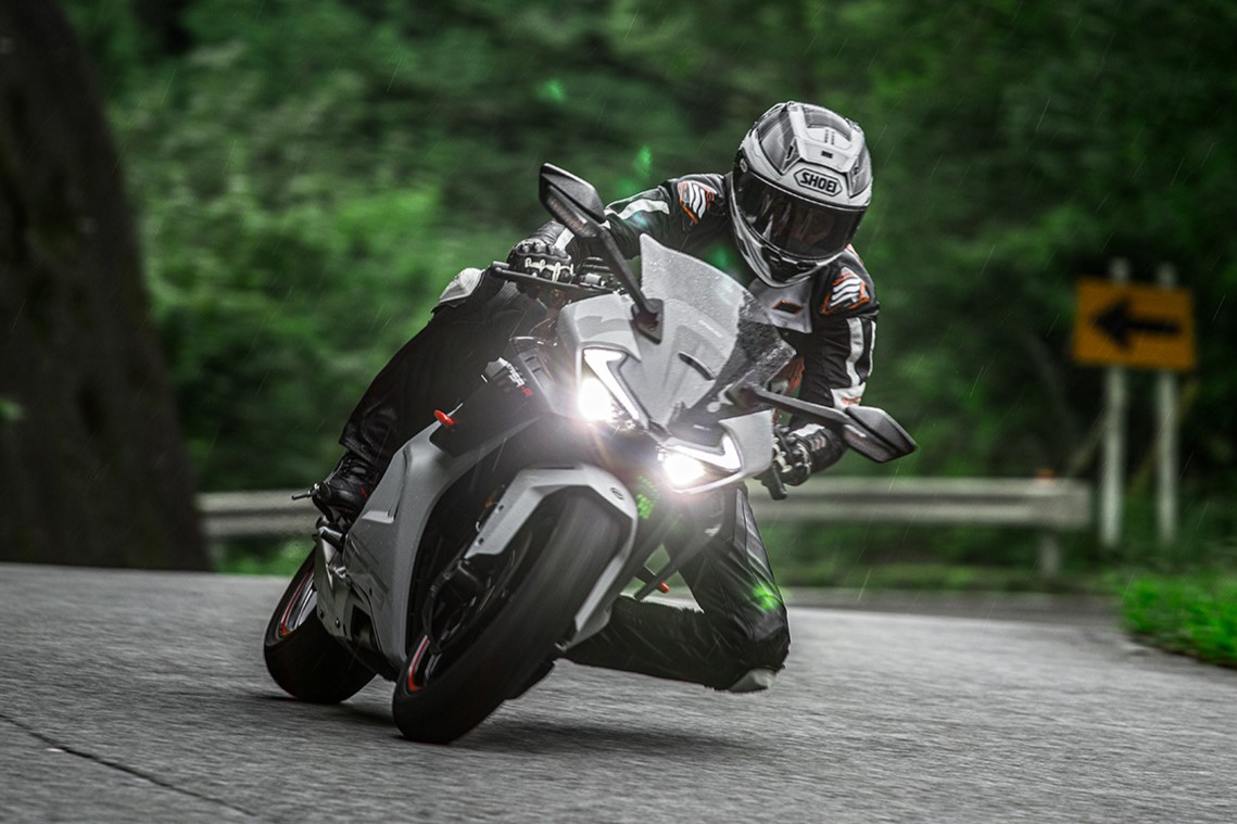 アグレッシブなルックスからは想像しづらい、意外なフレンドリーさを備えたミドルトリプル、CF MOTOの675SR-R