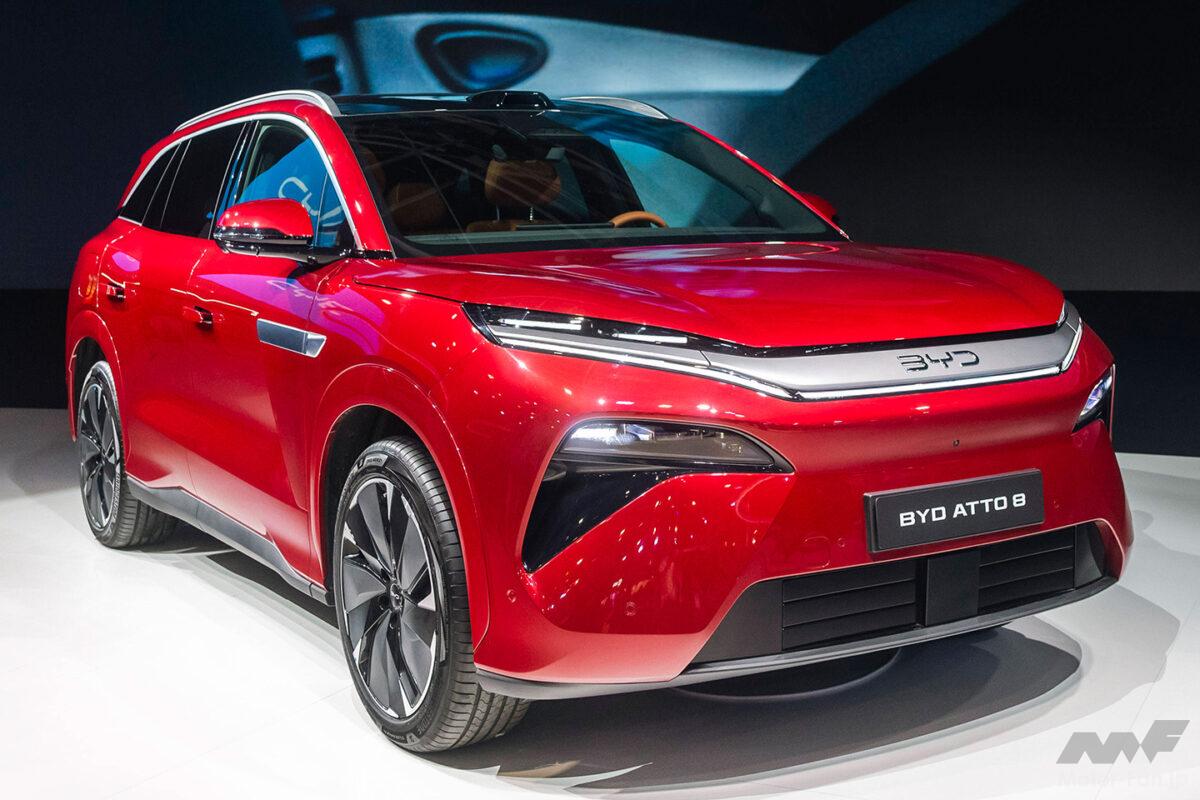 ワイドで力強い表情がフラッグシップの証。BYDの7人乗りSUV「ATTO 8」がパリでデビュー