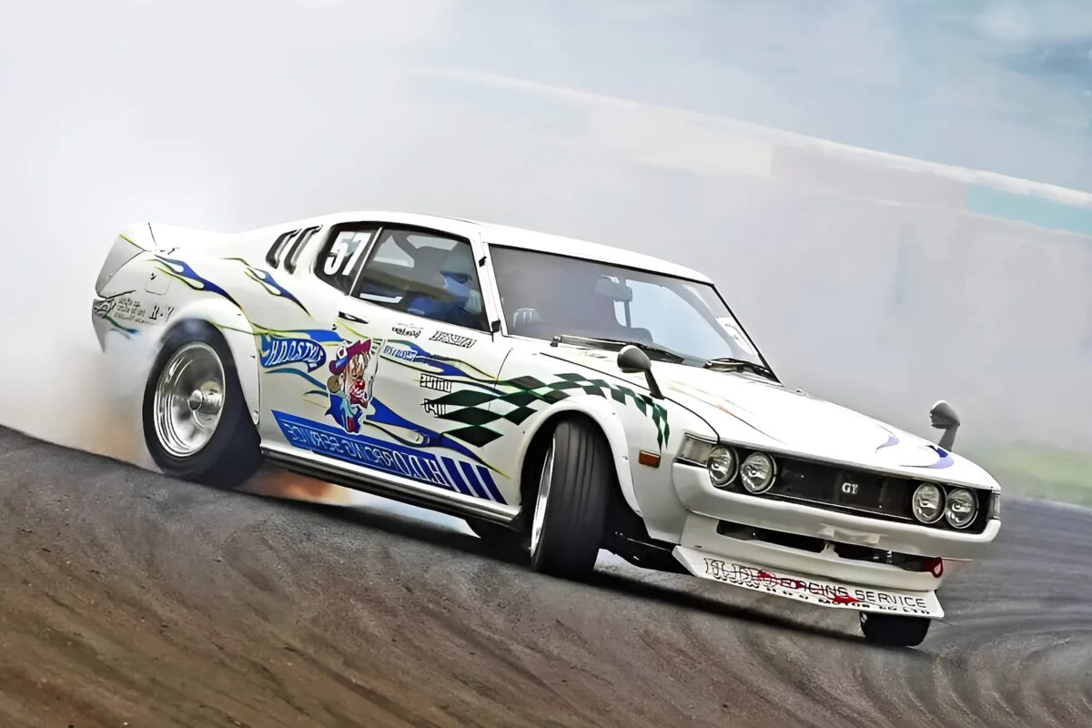 「D1GP史上最古の参戦車両がコイツだ！」70年代のセリカLBで頂点を目指したドリフト専用機のすべて