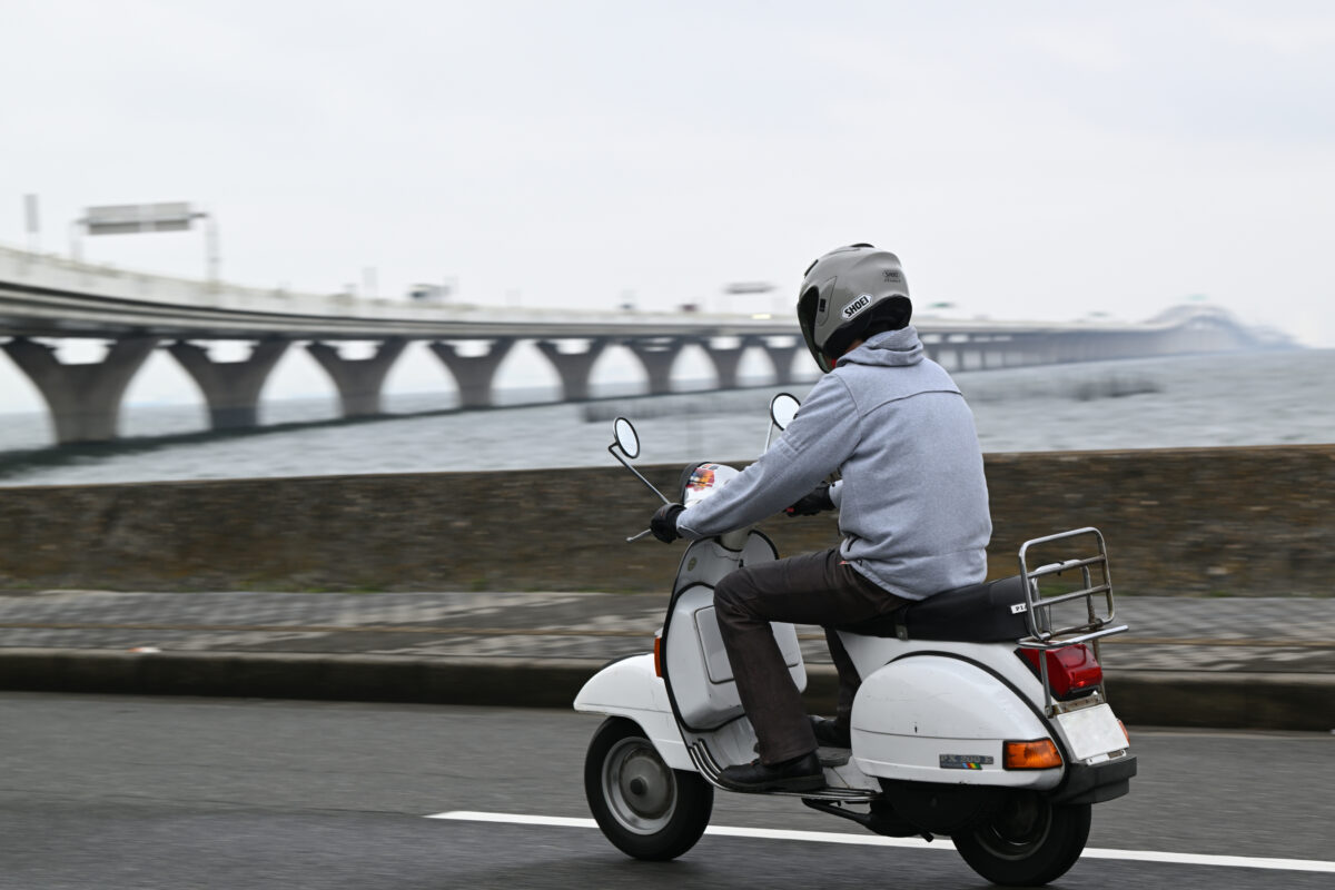 同時代に生まれたスクーターが姿を消す中で、ベスパだけが生き残った理由　旧車探訪記・ピアッジオ・ベスパPX200E編【3／3】