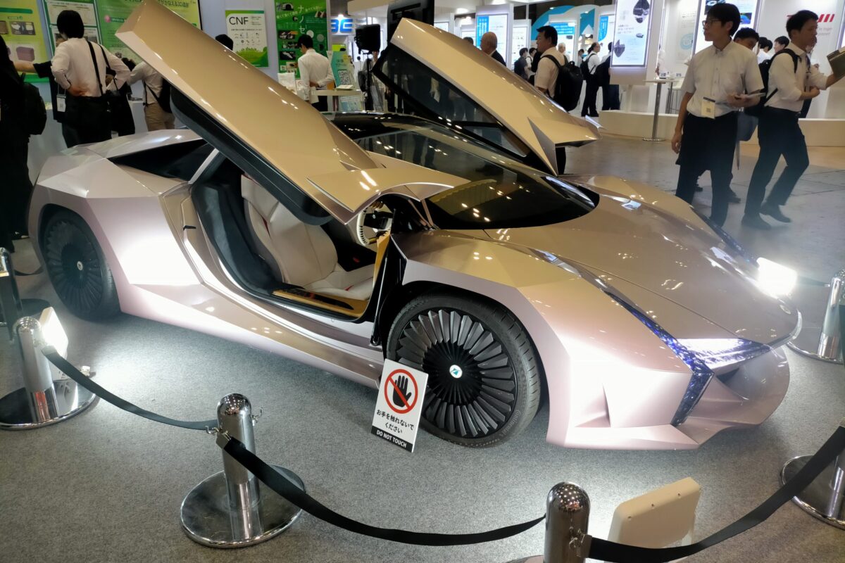 木から制作した未来のスポーツカー！　植物由来の次世代素材「CNF」で軽量・高強度に挑戦【環境省のNCVプロジェクト】