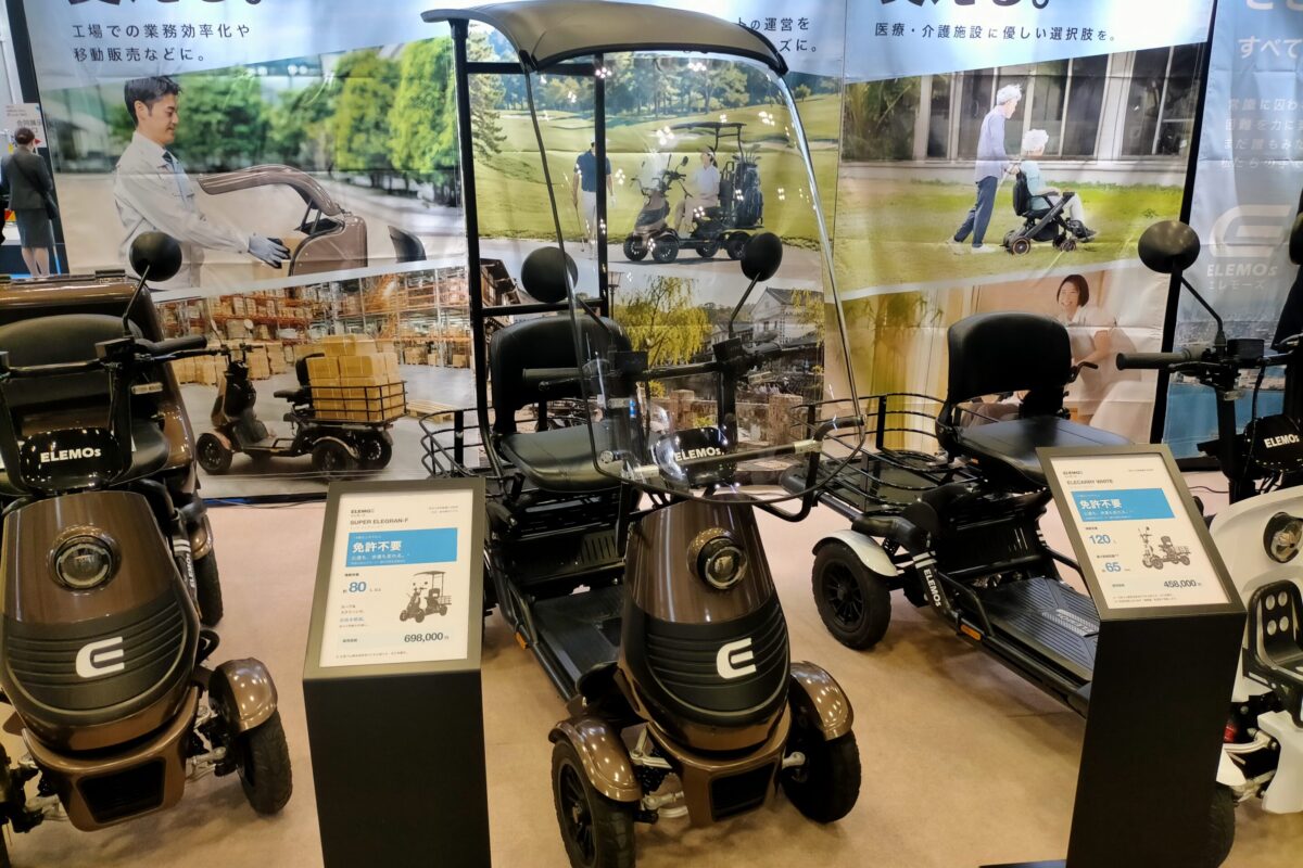 雨風を軽減＆大型キャリア付き＆免許不要の特定小型原付！　航続距離は130km【ジャパンモビリティショー2026】