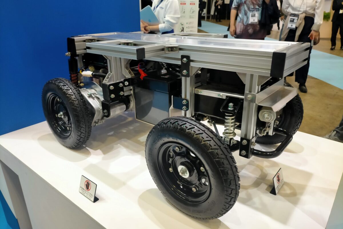 物流・農業・点検の作業用など「最新ロボットと合体」して活躍中！　強靭な足周りとハイパワー、100kg積載時に8°の登り降りが可能【ジャパンモビリティショー2026】