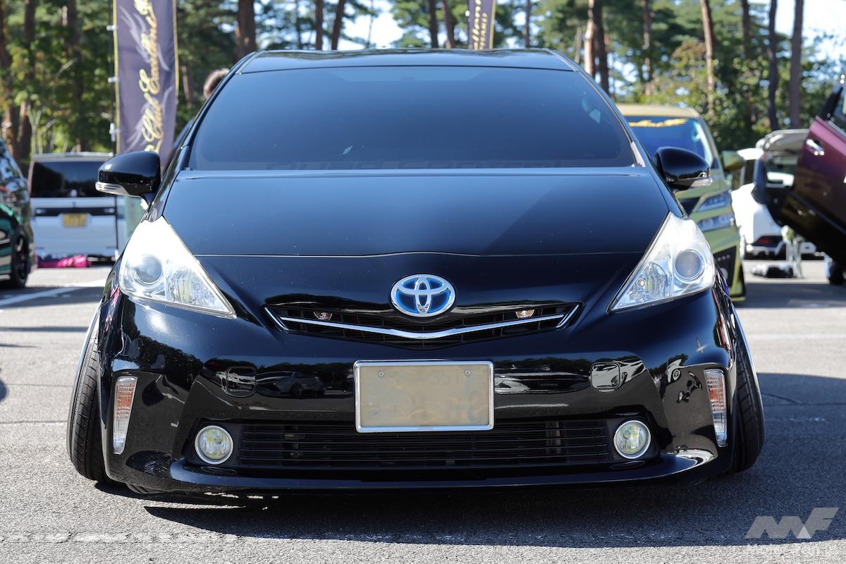 「これで車高調!?」低さも深さも妥協なしのプリウスα。大迫力の外向き巨大ウーファーも見どころ！