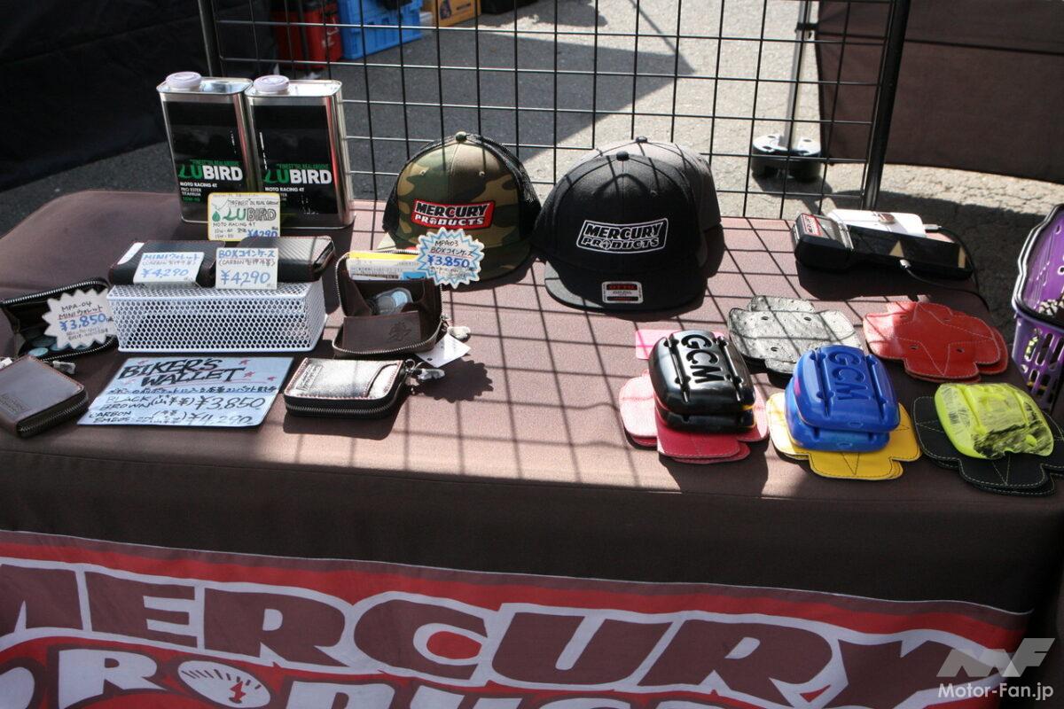 カンガルー革の本格レーシンググローブやキャップなどの小物を多く展示販売していた【MERCURY PRODUCTS】