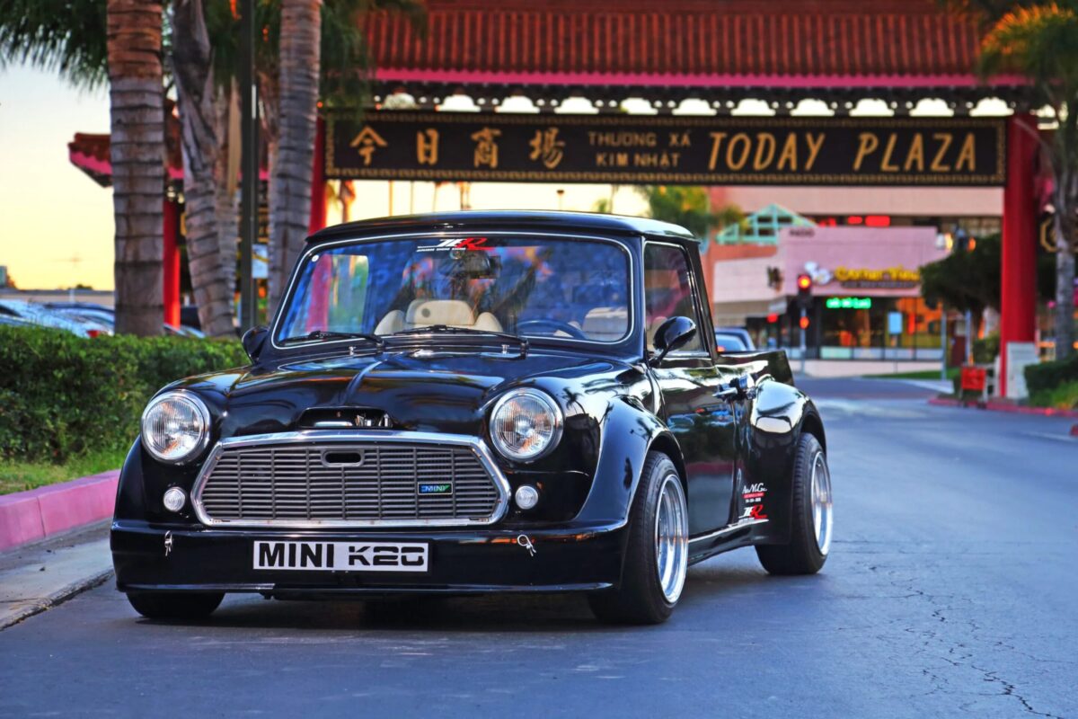 「60年代のオールドMINIにホンダVTEC搭載!?」踏んだら死ねる狂気のチューニングに迫る