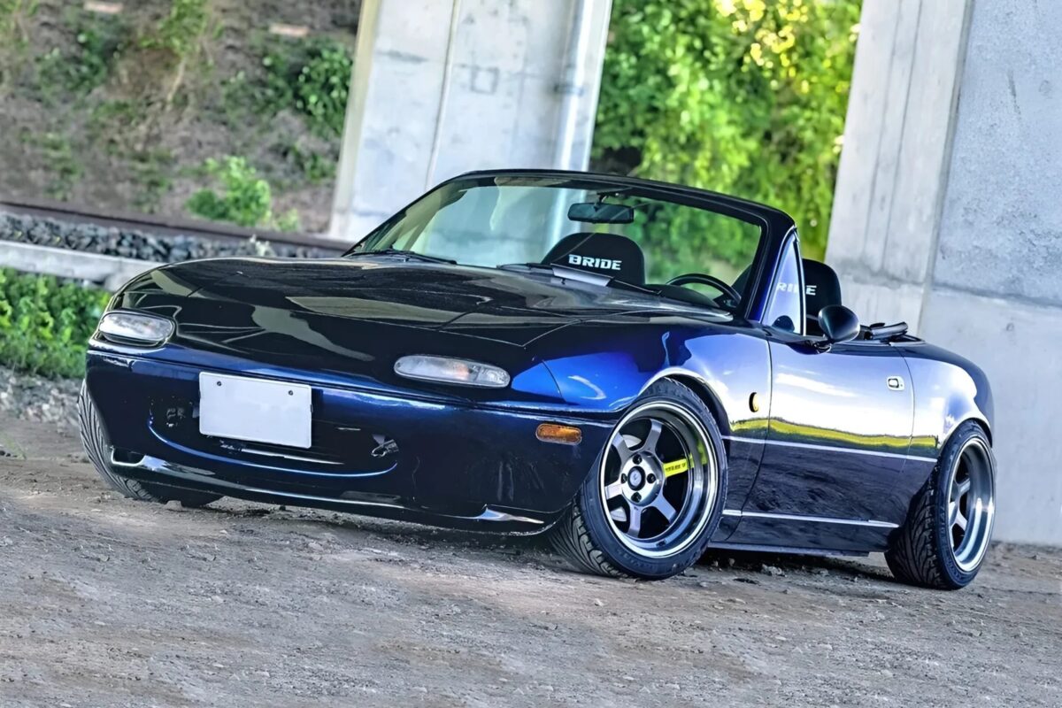 「新車を超えろ！」鉄板の歪みまで修正する“令和のNA型ロードスター”が美しすぎる