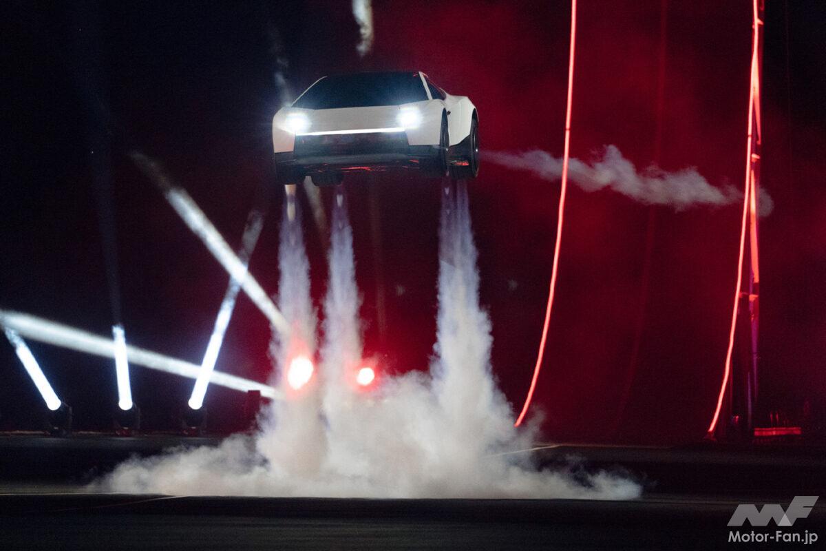 空を飛ぶテスラの新型ロードスター。ライトや空力パーツをボディに溶け込ませたミニマルなエクステリアにも注目