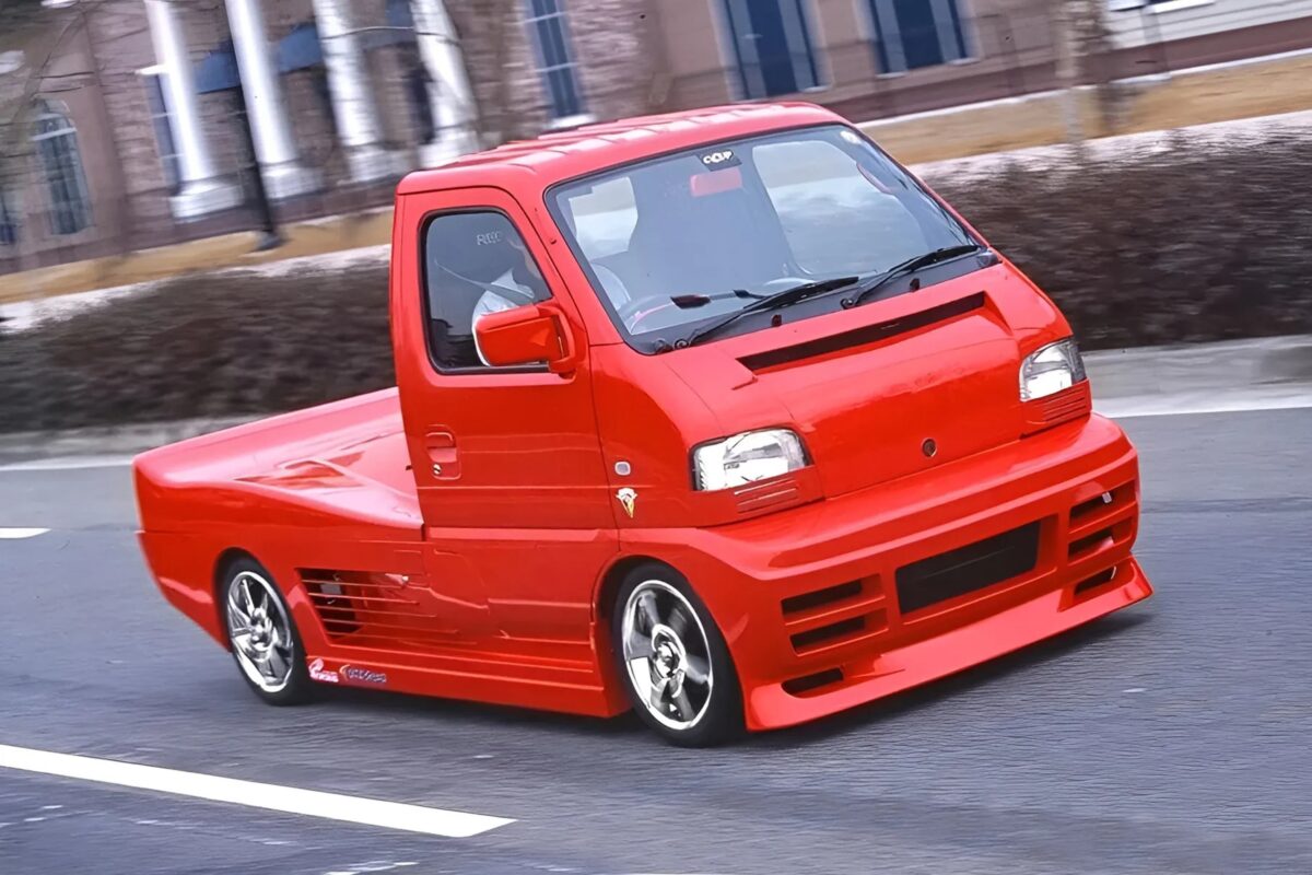 「農道のテスタロッサ爆誕！」スズキ・キャリィがフェラーリに変身した衝撃