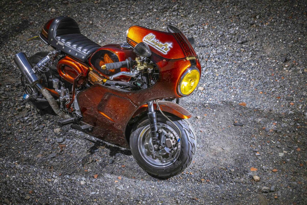 自作フルカウルが完成度高し！ プロ顔負けのカスタム技でモンキーを大変身！ 【4MINIマニアの肖像】