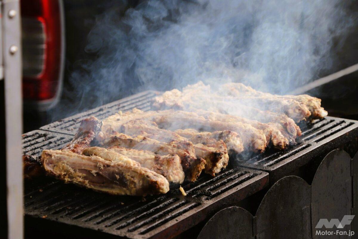 「肉の煙には勝てません」アメ車＆バイクを見ながら食べ歩き！ ガーリックシュリンプにスペアリブ【相模VIBES】