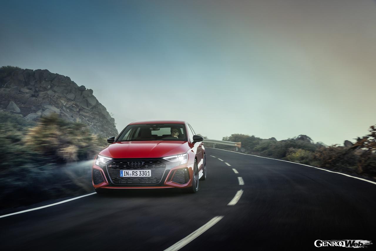 新型アウディ RS 3 スポーツバックの走行シーン
