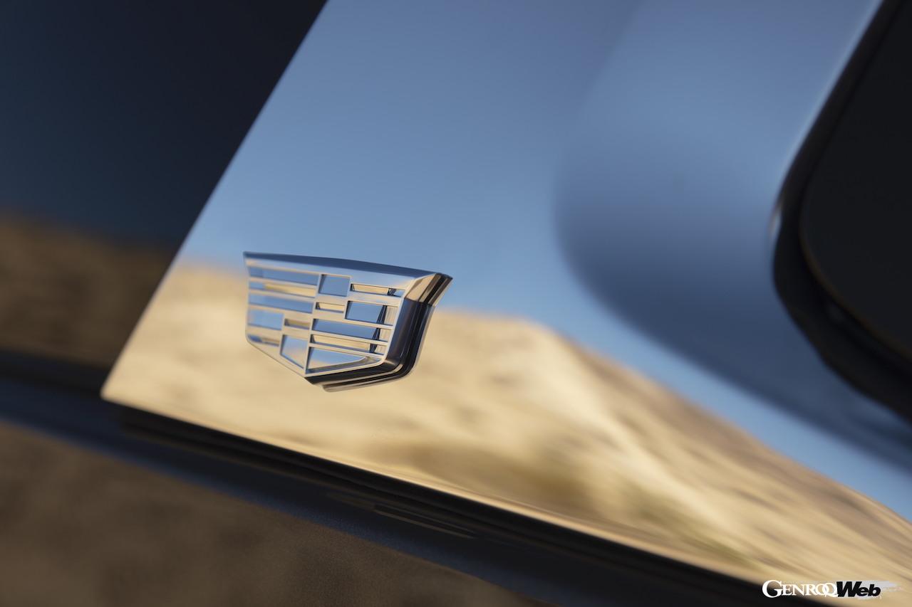 新型キャデラック エスカレードのエンブレム