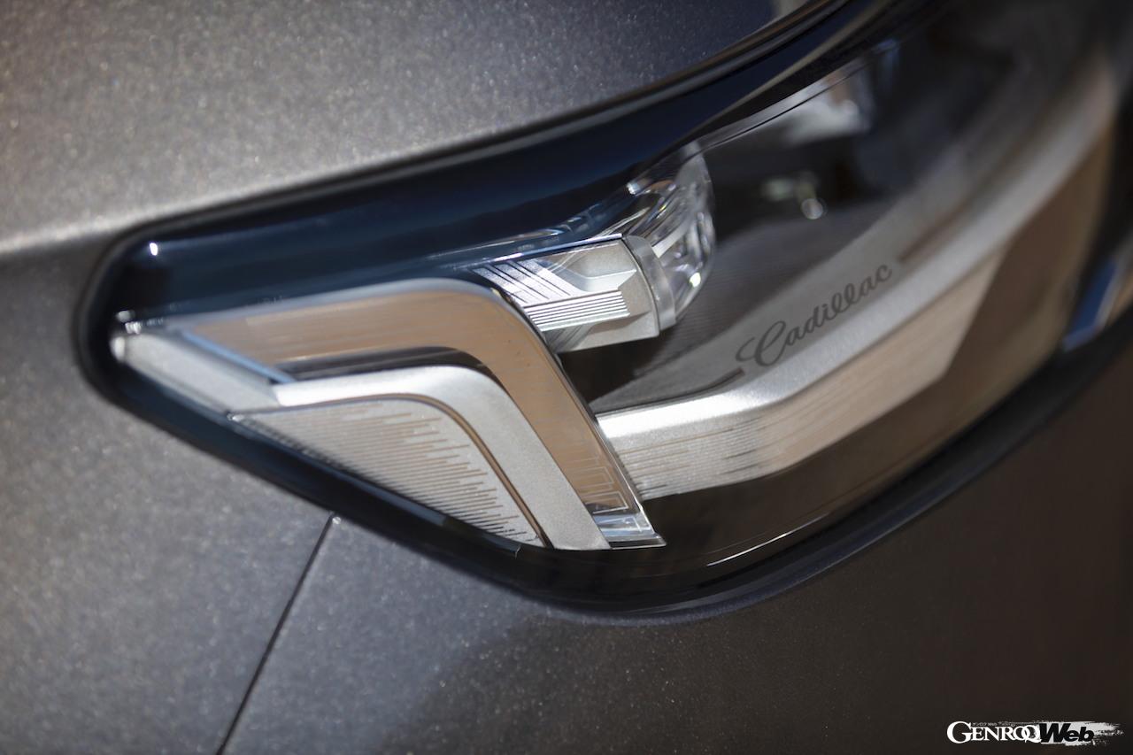 新型キャデラック エスカレードのヘッドランプ