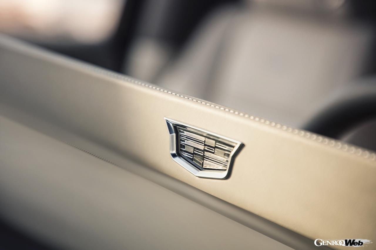 新型キャデラック エスカレードのエンブレム