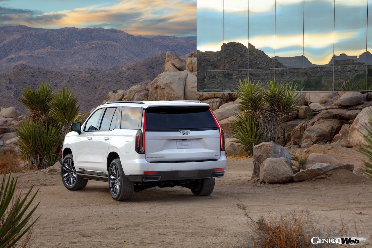 新型キャデラック エスカレードのリヤビュー