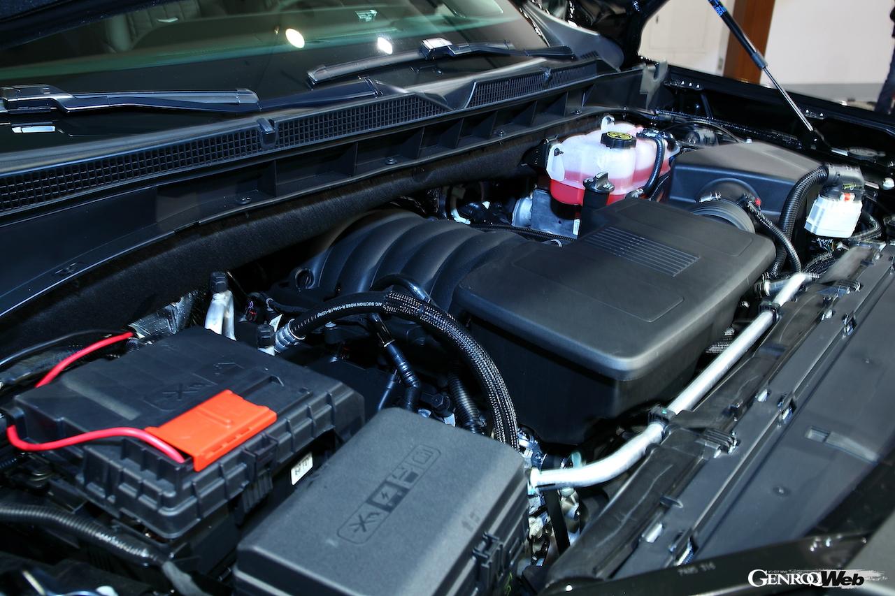 新型キャデラック エスカレードの日本お披露目。エンジンコンパートメント