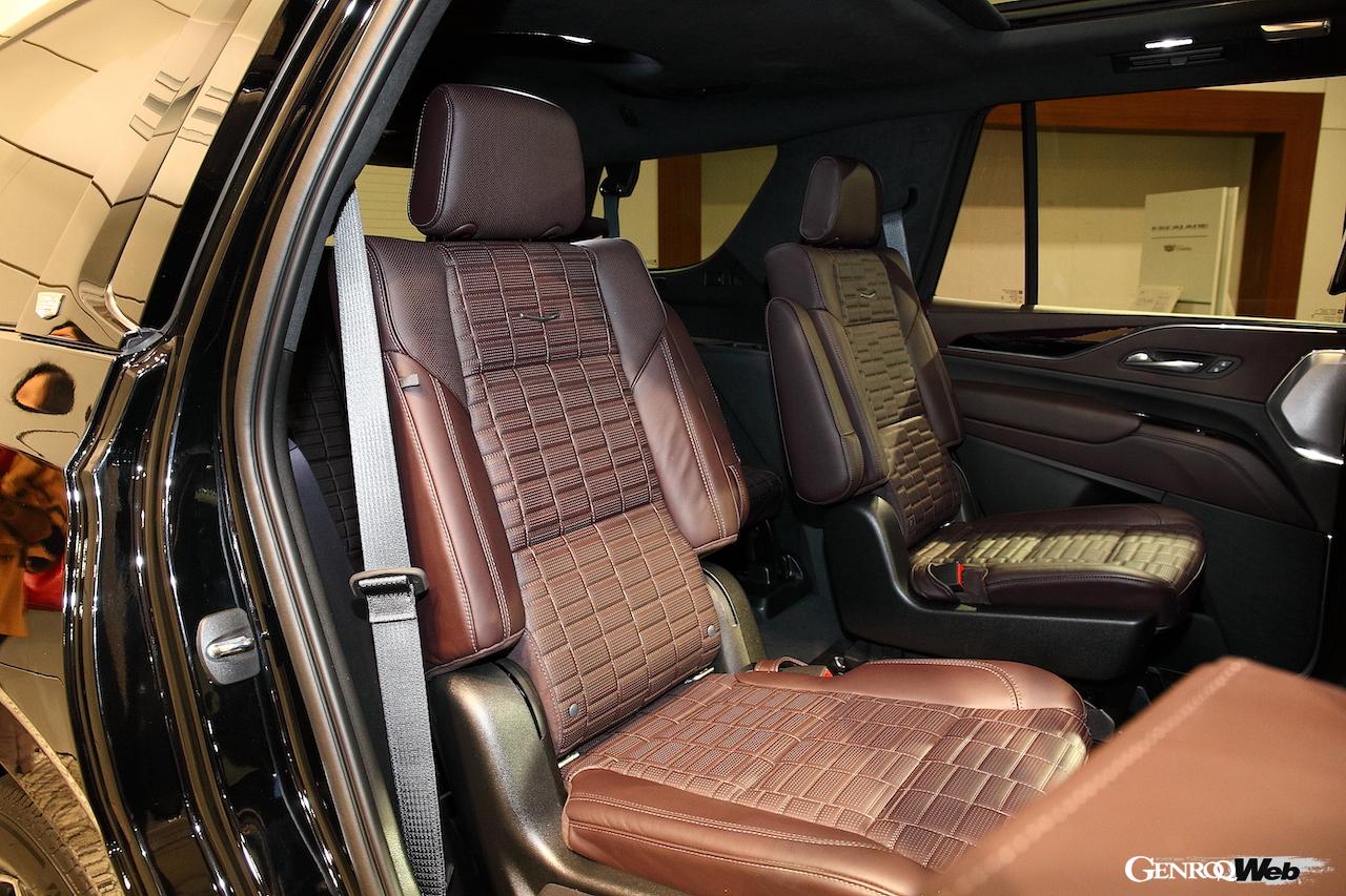 新型キャデラック エスカレードの日本お披露目。セカンドシート