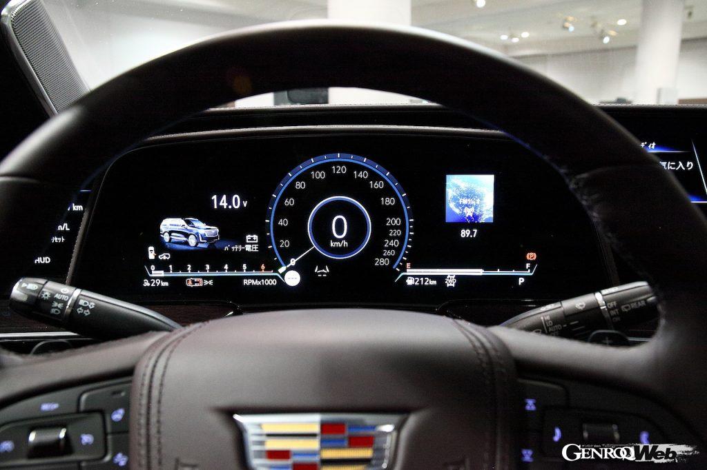 新型キャデラック エスカレードの日本お披露目。メーターディスプレイ