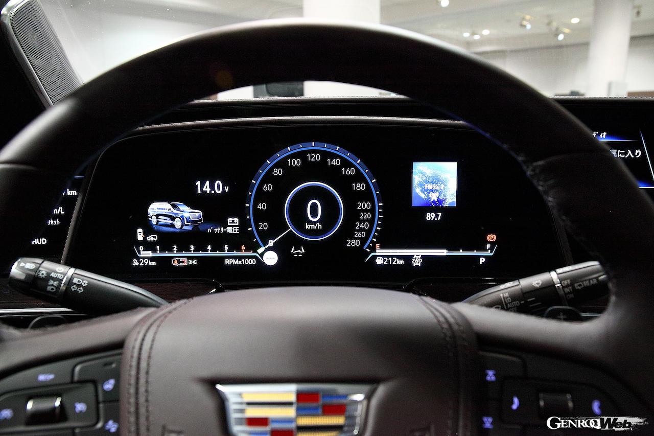 新型キャデラック エスカレードの日本お披露目。メーターディスプレイ