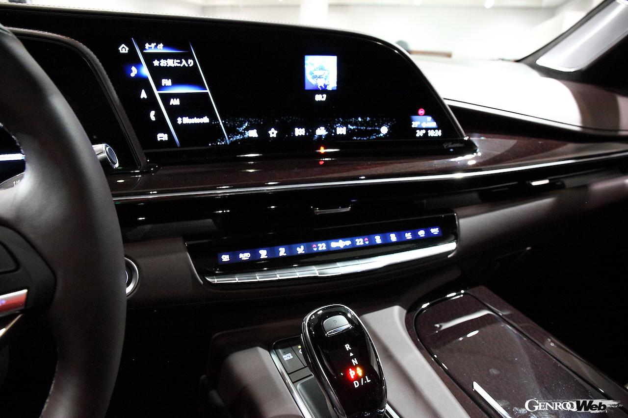 新型キャデラック エスカレードの日本お披露目。センターディスプレイ