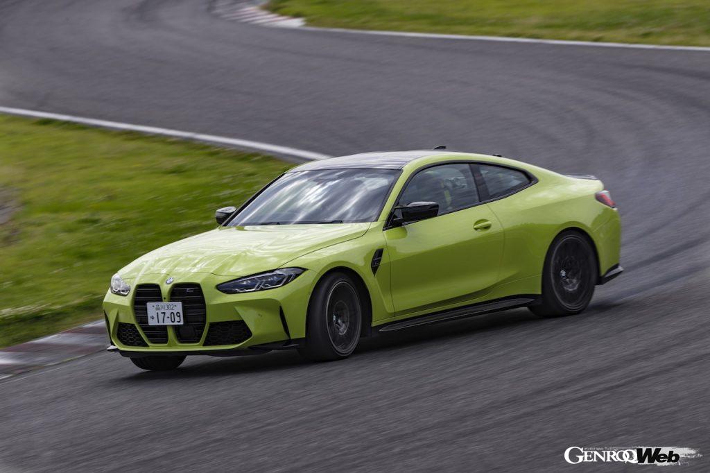 BMW M4 クーペ コンペティションの走行シーン