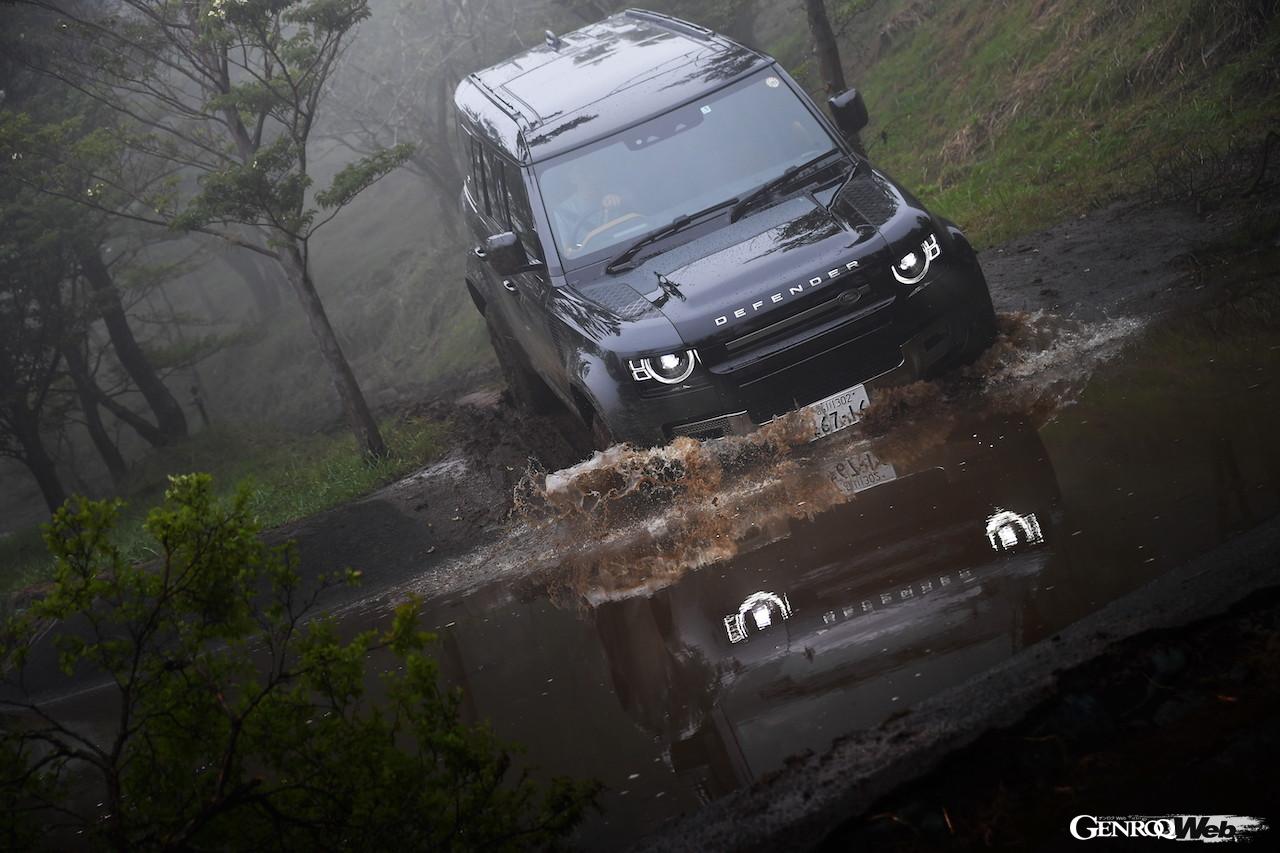 ディフェンダー 110 X 300Dの走行シーン