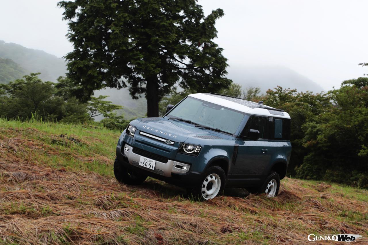 ランドローバー ディフェンダー 90のオフロード走行イメージ